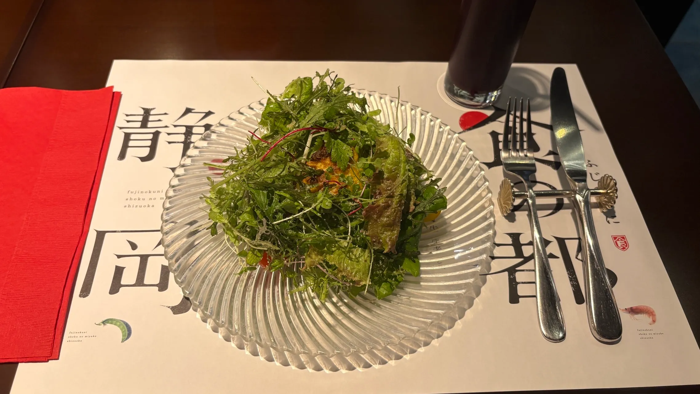 地元の野菜を使ったサラダ