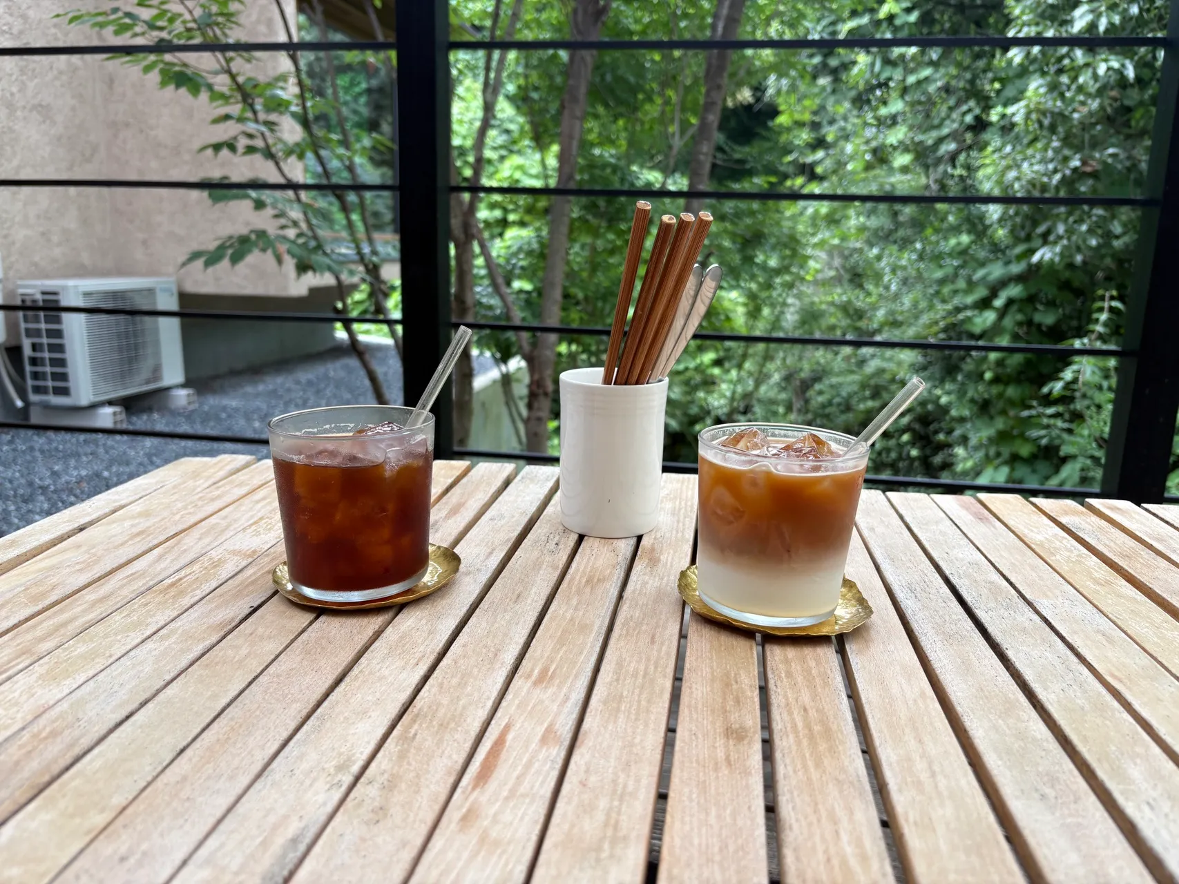 緑に囲まれたテラス席のドリンク